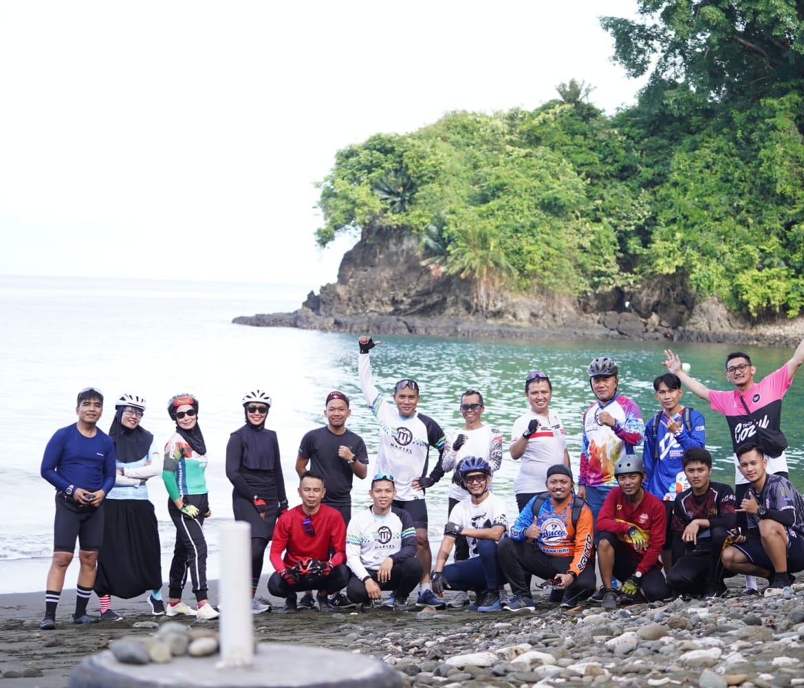 Batu Losa Beach Mamuju Jadi Destinasi Wisata Komunitas Sepeda